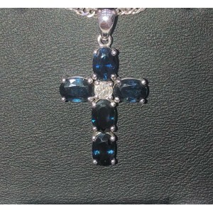 Σταύρος λευκοχρυσος k18 με ζαφείρια ορυκτά βάρους 3,40cts και brilliant βάρους 0,14cts VS-G Σταυροί