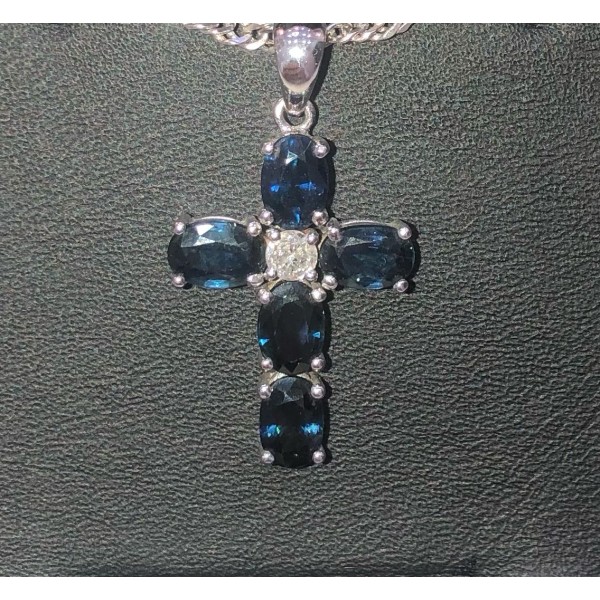 Σταύρος λευκοχρυσος k18 με ζαφείρια ορυκτά βάρους 3,40cts και brilliant βάρους 0,14cts VS-G Σταυροί