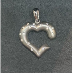 Μοτίφ σε σχήμα καρδιάς από λευκόχρυσο k18 και μαύρη επιπλατινωση με brilliant VS-G συνολικού βάρους 0,20cts ΚΟΛΙΕ